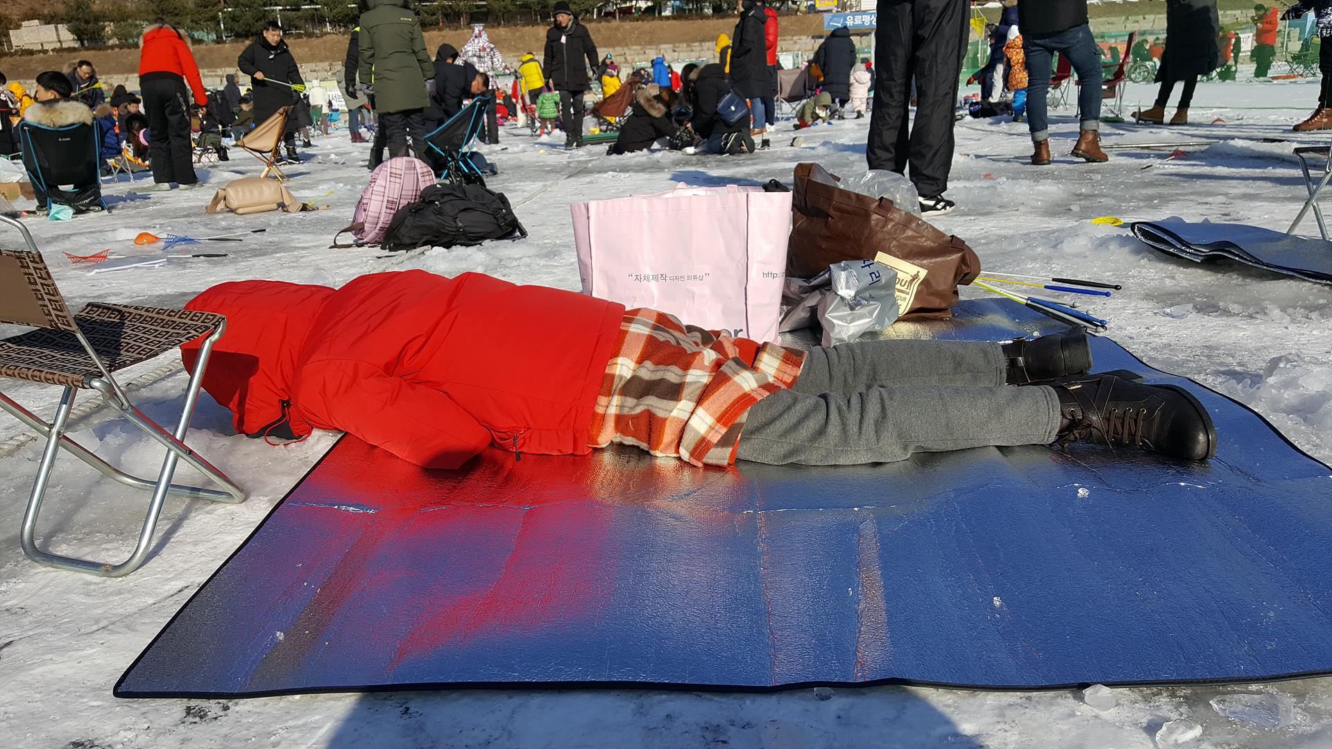 산천어_잡고 있는_방문객_모습